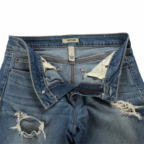 REFUGE Light Wash & Factory Distressed. Size 8 - Picture 3 of 7